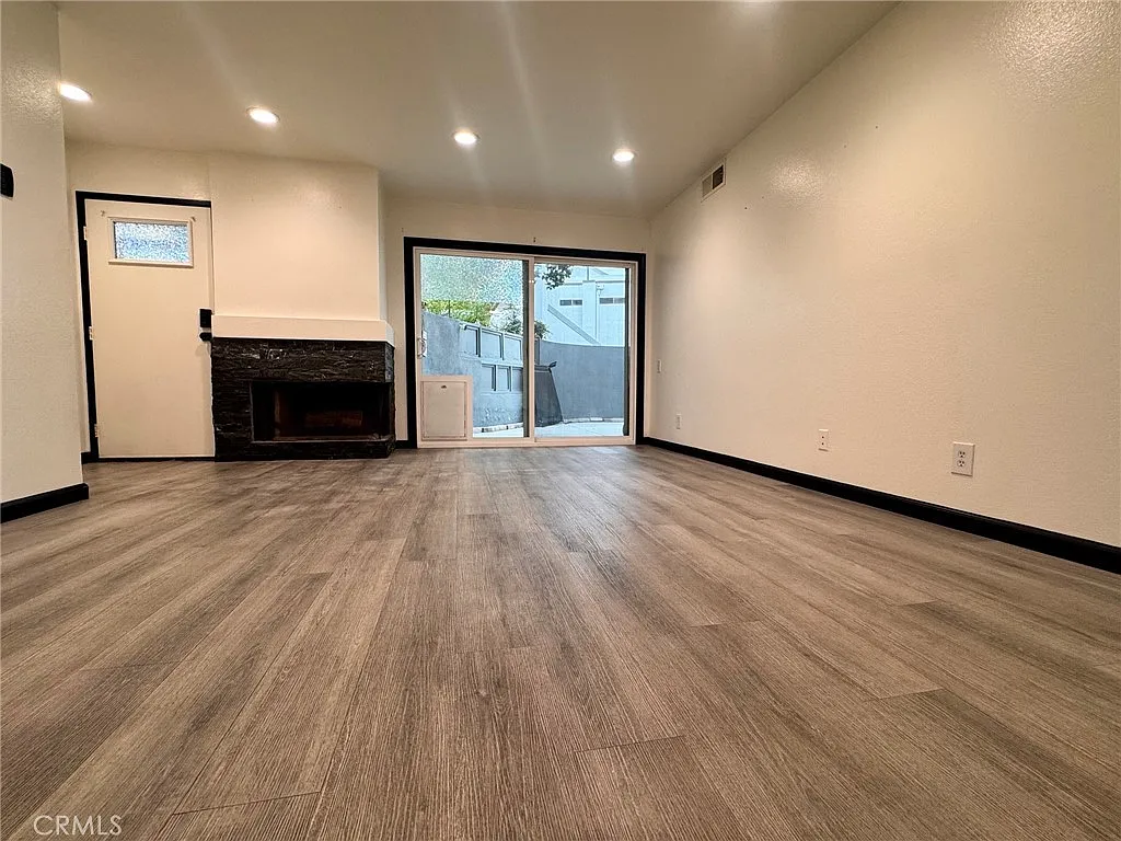 1 bed, 733 sqft, $2,350 — Photo 4