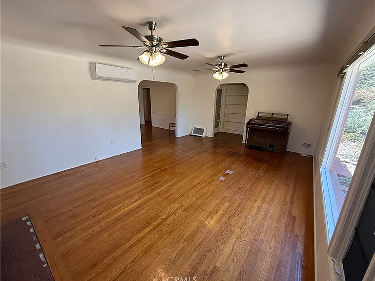 929 E Grand Blvd — Photo 3
