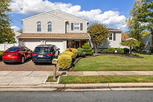 17 Marlin Ave E Photo 1