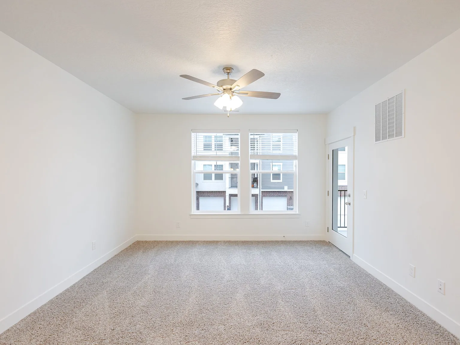 3 bed, 1272 sqft, $1,800 — Photo 1