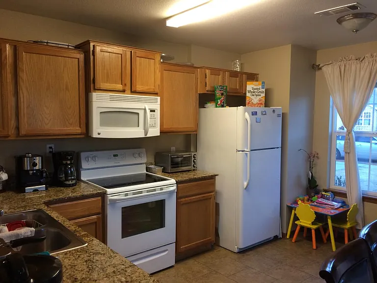 202 Foxglove St — Photo 30