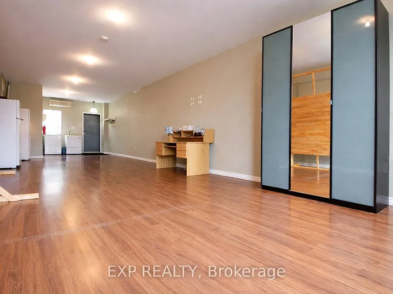 1038 Coxwell Ave #2 — Photo 4