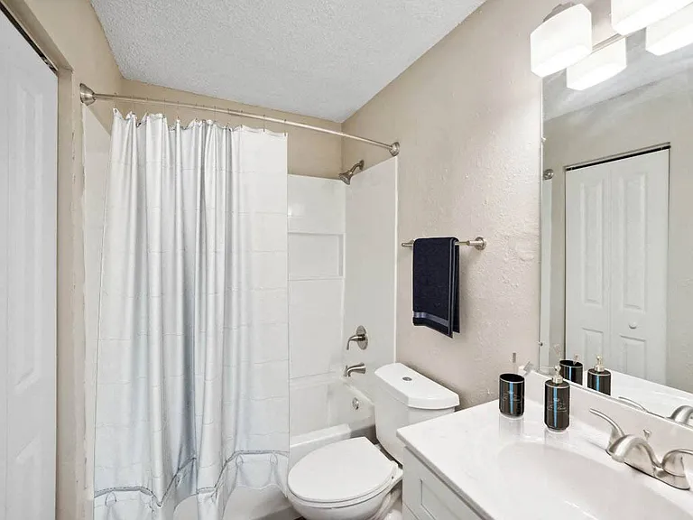 Lakecrest — Photo 19
