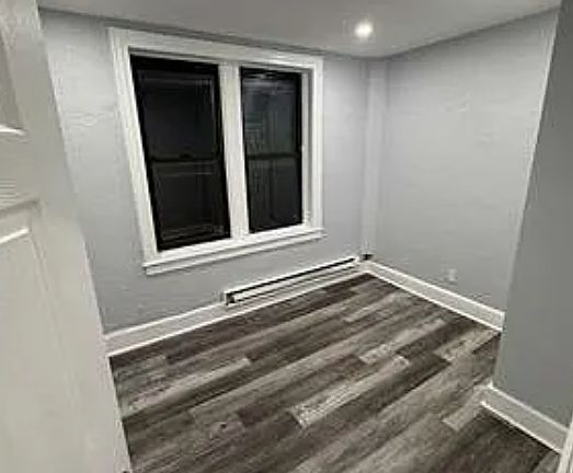 3rd image of 400 Leslie St