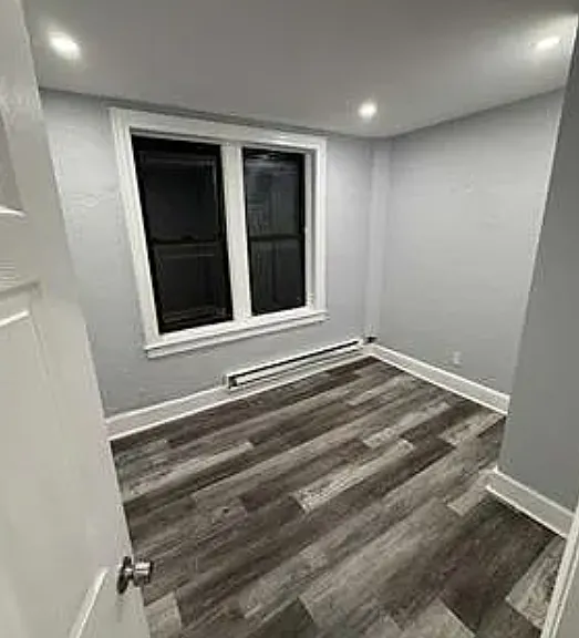 400 Leslie St — Photo 3