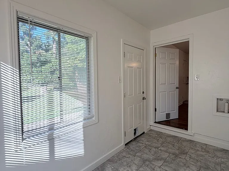 610 Stephen St — Photo 13