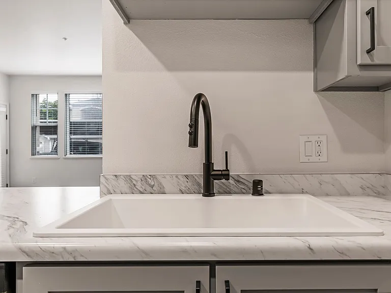 Sterling Oaks Luxury Apartments — Photo 48