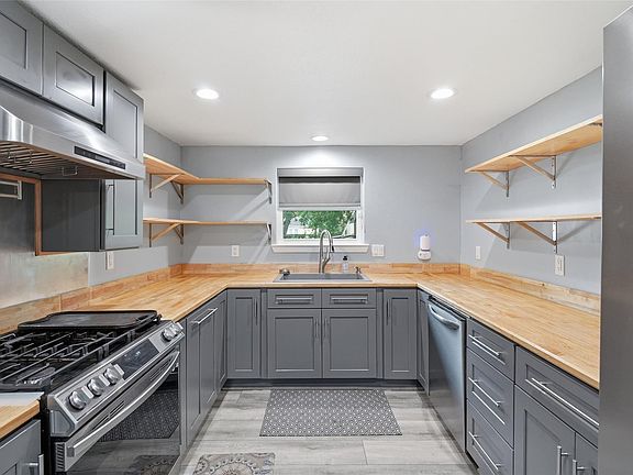 2nd image of 404 Oaklawn St
