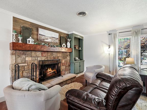 5th image of 2139 Hillcrest Ln