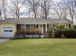 240 Knoll Dr, Park Ridge, NJ 07656