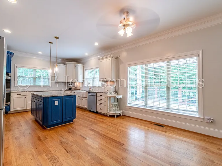 1112 Oakencroft Ct — Photo 10