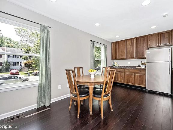 5th image of 940 Barton Oaks Pl