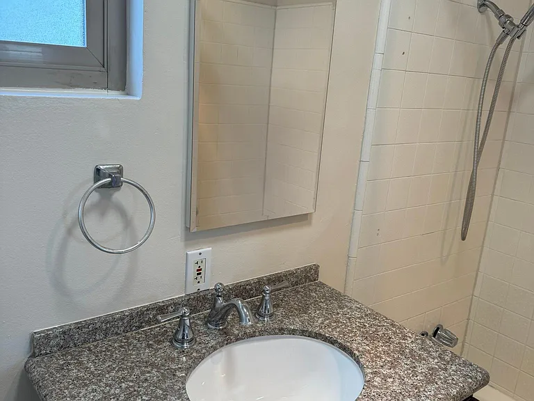 1905 Robinson St #C — Photo 25