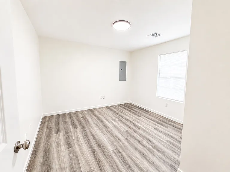 1207 Fountain Dr — Photo 9