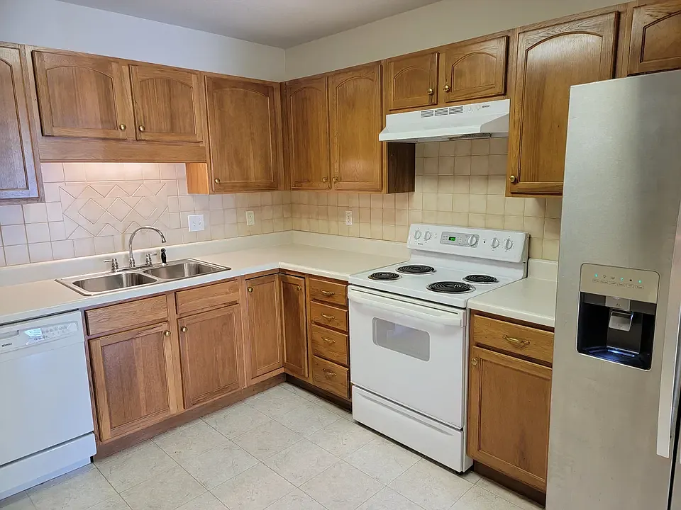 3 bed, 1620 sqft, $2,400 — Photo 3