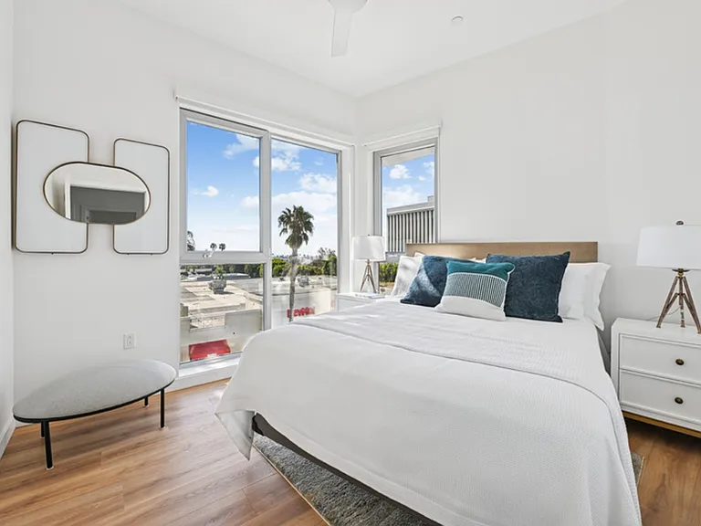 Evani 3223 Wilshire — Photo 40