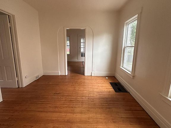 3rd image of 32 Alice St