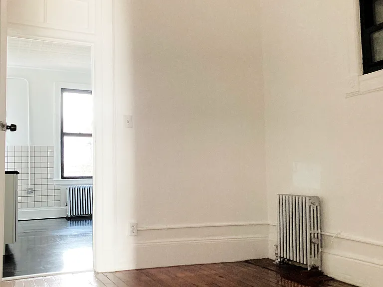 604 Manhattan Ave #4R — Photo 4