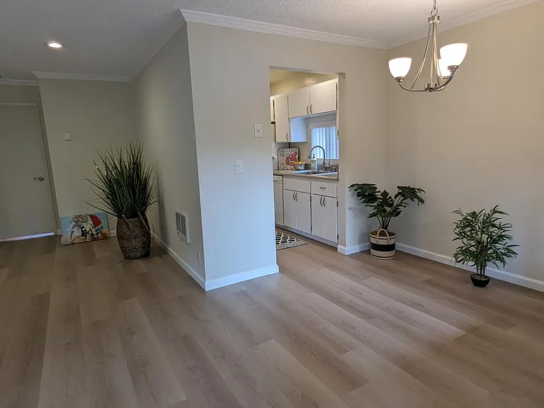 Live Oak Apartments — Photo 20
