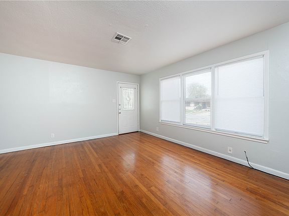 3rd image of 909 Rosedale Dr