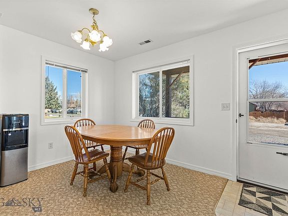 4th image of 724 3rd Ave W