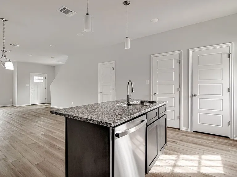 1138 E Broadway Ave — Photo 4