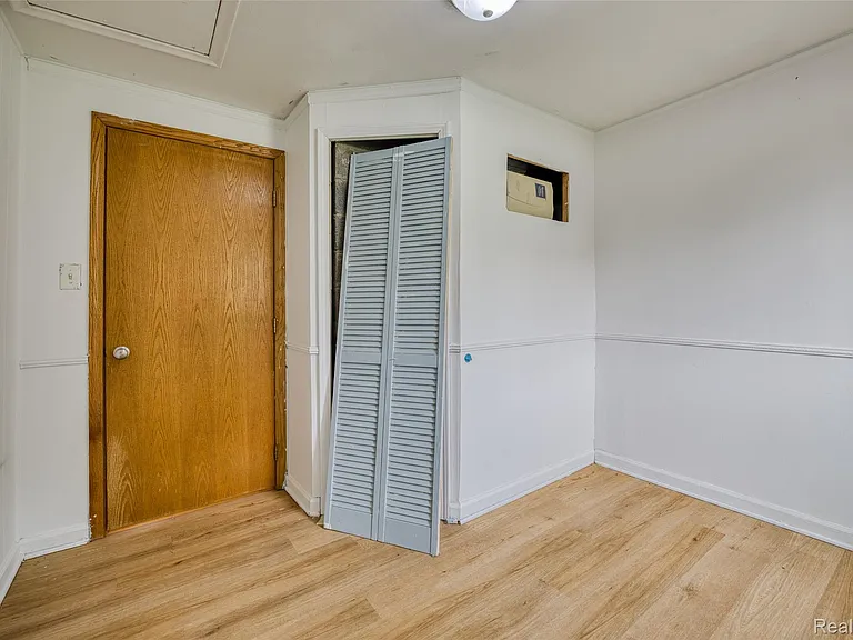 10401 Degrand St — Photo 15