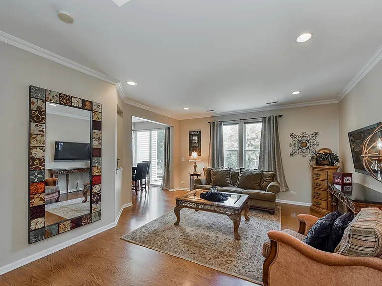 3180 Bromley Ln — Photo 2