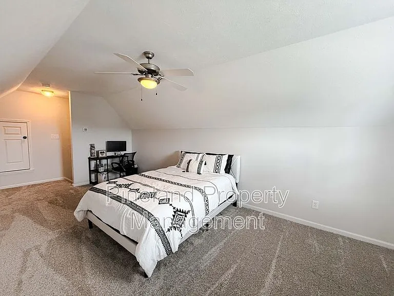 201 Old Colony Pl — Photo 24
