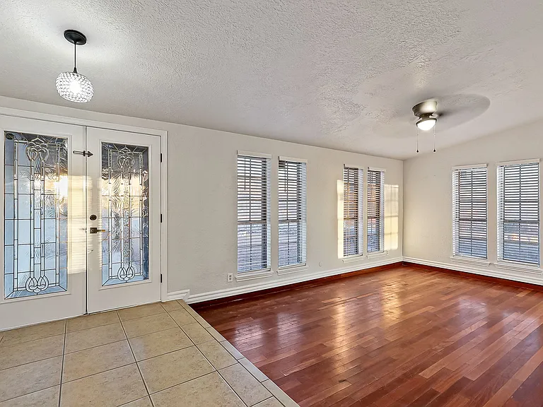 6637 Mariposa Dr — Photo 3