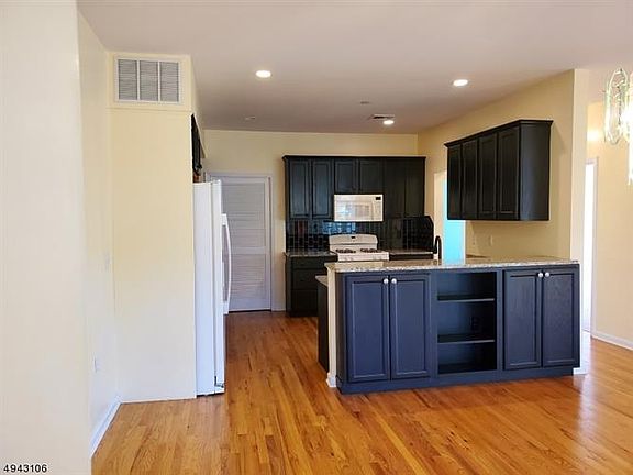 5th image of 16 Main St Unit D10-210