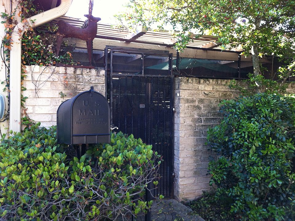 Back view frm st: E Crt