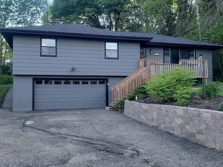 405 Creek Ln — Photo 1