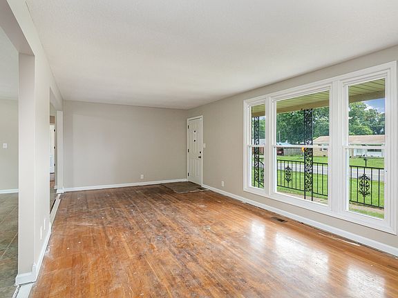 5th image of 2212 Green Acres Dr