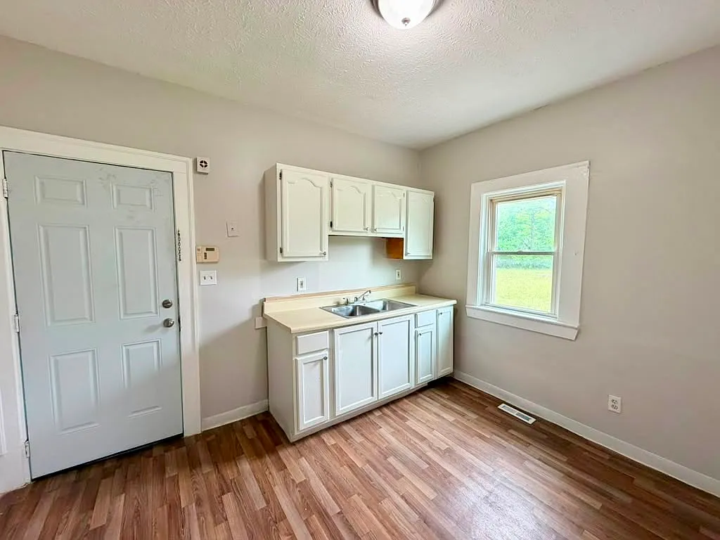 2 bed, 1069 sqft, $995 — Photo 2