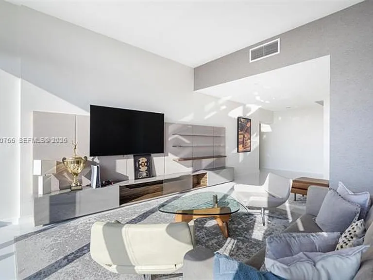 88 SW 7th St #4203 — Photo 11