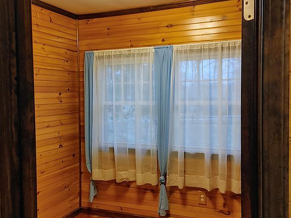 3rd image of 45492 Woodlawn Dr