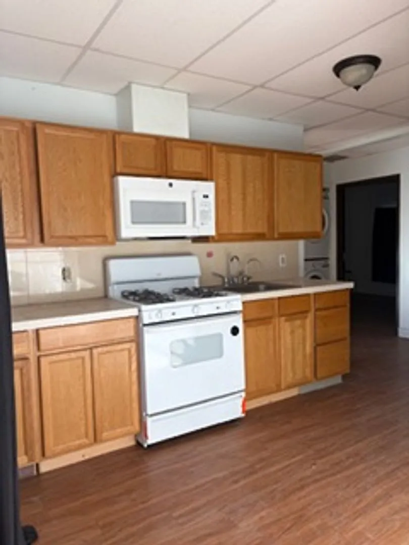2 Bed/1 Bath Duplex for Rent — Photo 3