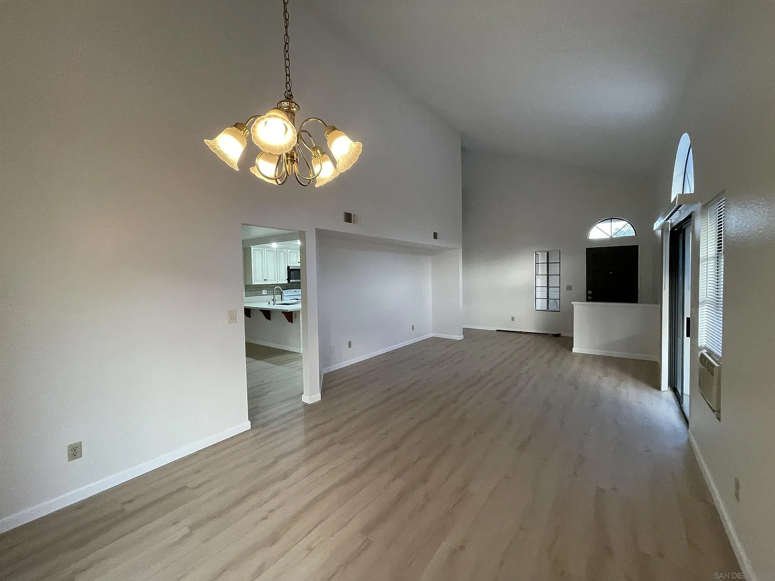 3 bed, 2.5 bath, 1638 sqft, $4,100 — Photo 4