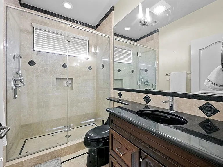 3263 New York Dr — Photo 33