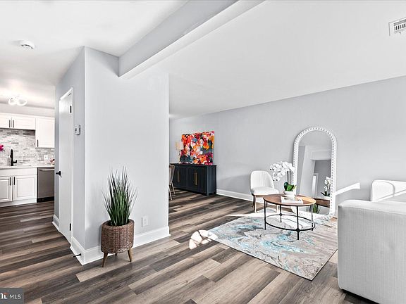 3rd image of 405 Madison Ct