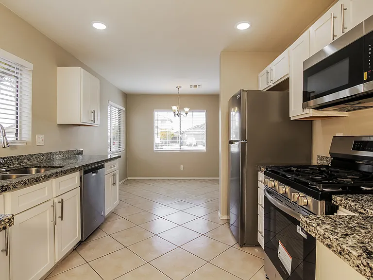 12610 W Myer Ln — Photo 4