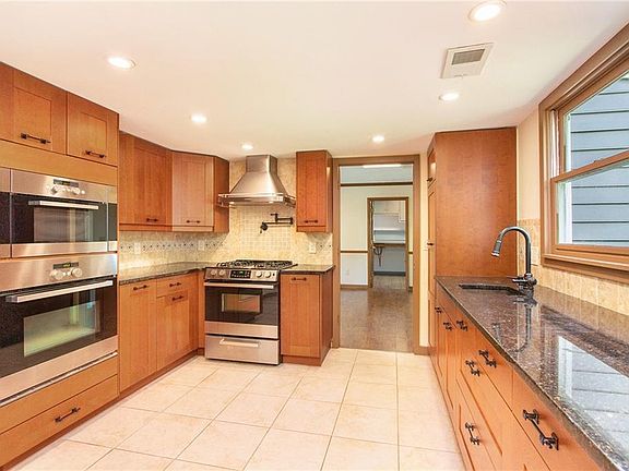 4th image of 200 Shadowood Ln