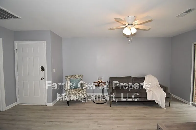 1 bed, 1.0 bath, 700 sqft, $1,250 — Photo 2