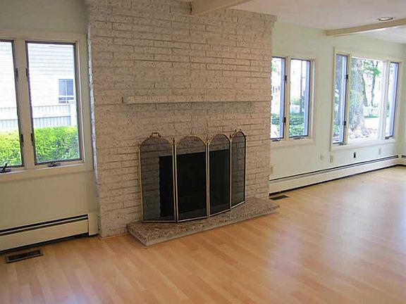 3rd image of 118 Sauga Ave