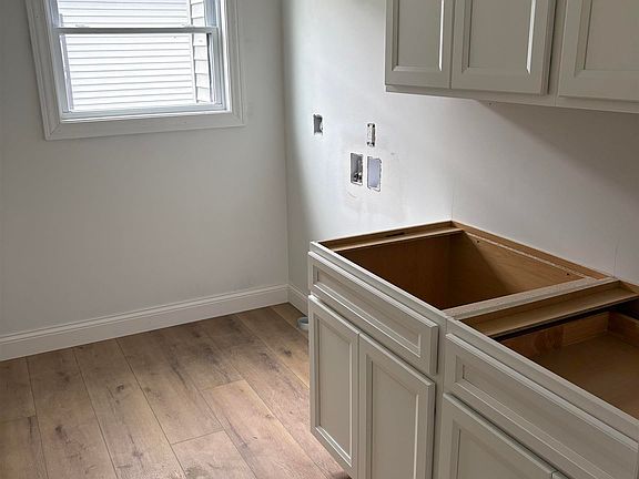 2nd image of 3217 Enfield Cir