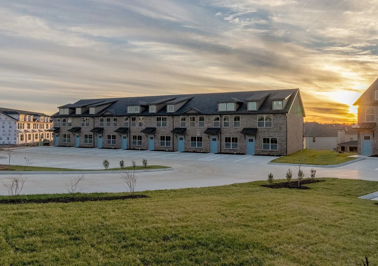 The Henry Place Luxury Townhomes For Rent! — Photo 1