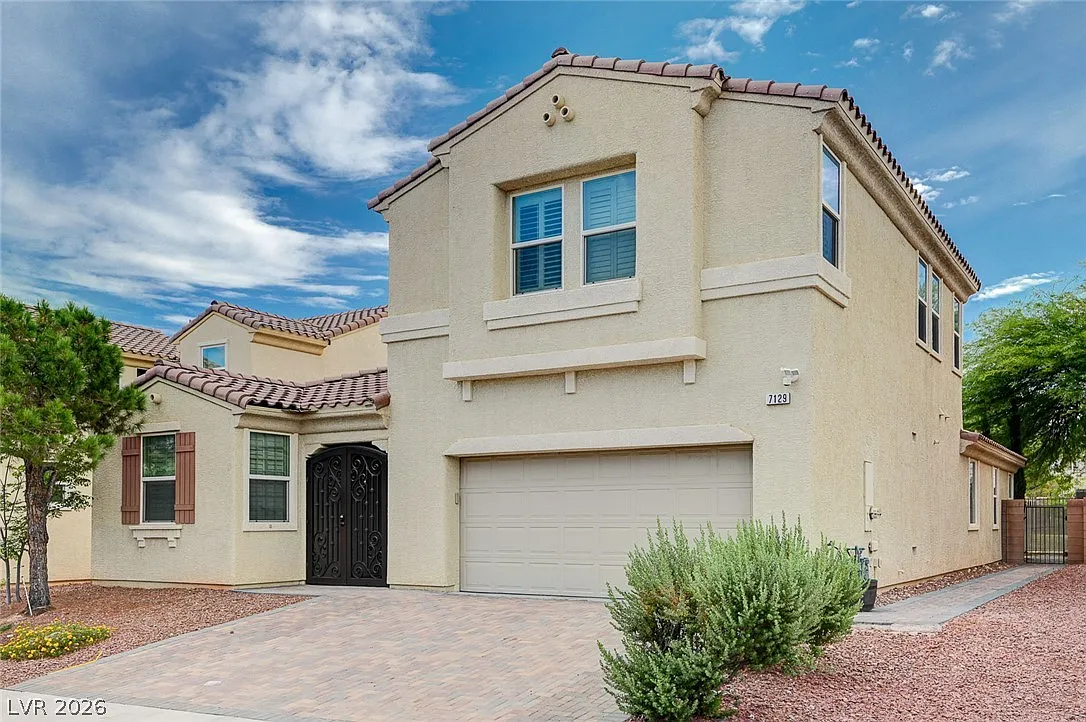 3 bed, 2.5 bath, 2871 sqft, $2,700 — Photo 2
