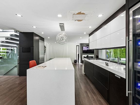 4th image of 4577 Capilano Rd