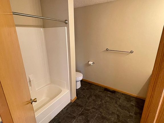 5th image of 521 Creekside Dr
